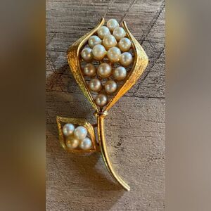 Women’s Brooch Pin Gold Tone Faux Pearls Tulip Flower 2 1/2”